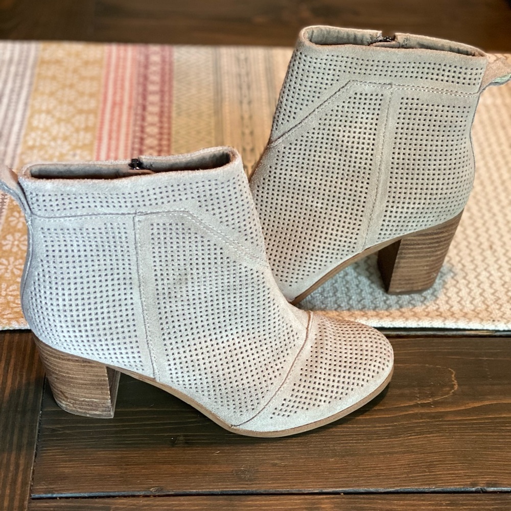Toms size 8 tan suede Boots